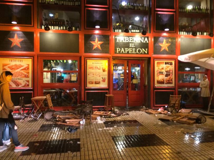 Il pub distrutto e sangue ovunque sul pavimento: ecco le immagini della notte di follia ed orrore vissuta a Siviglia nel pub 